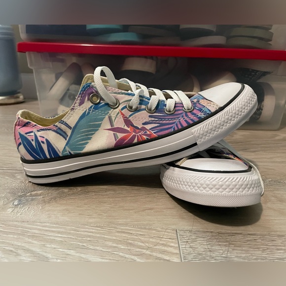 Converse - Picture 1 of 3